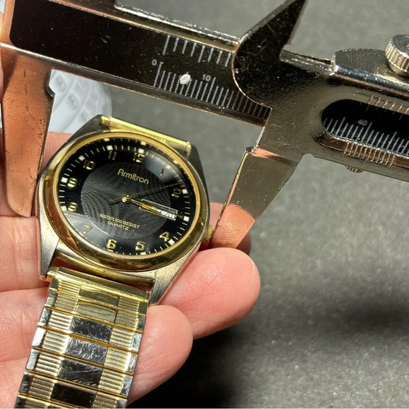 Vintage Mens Armitron 2 Tone Quartz Watch with Day/Date Expandable Strap Working - Picture 7 of 7